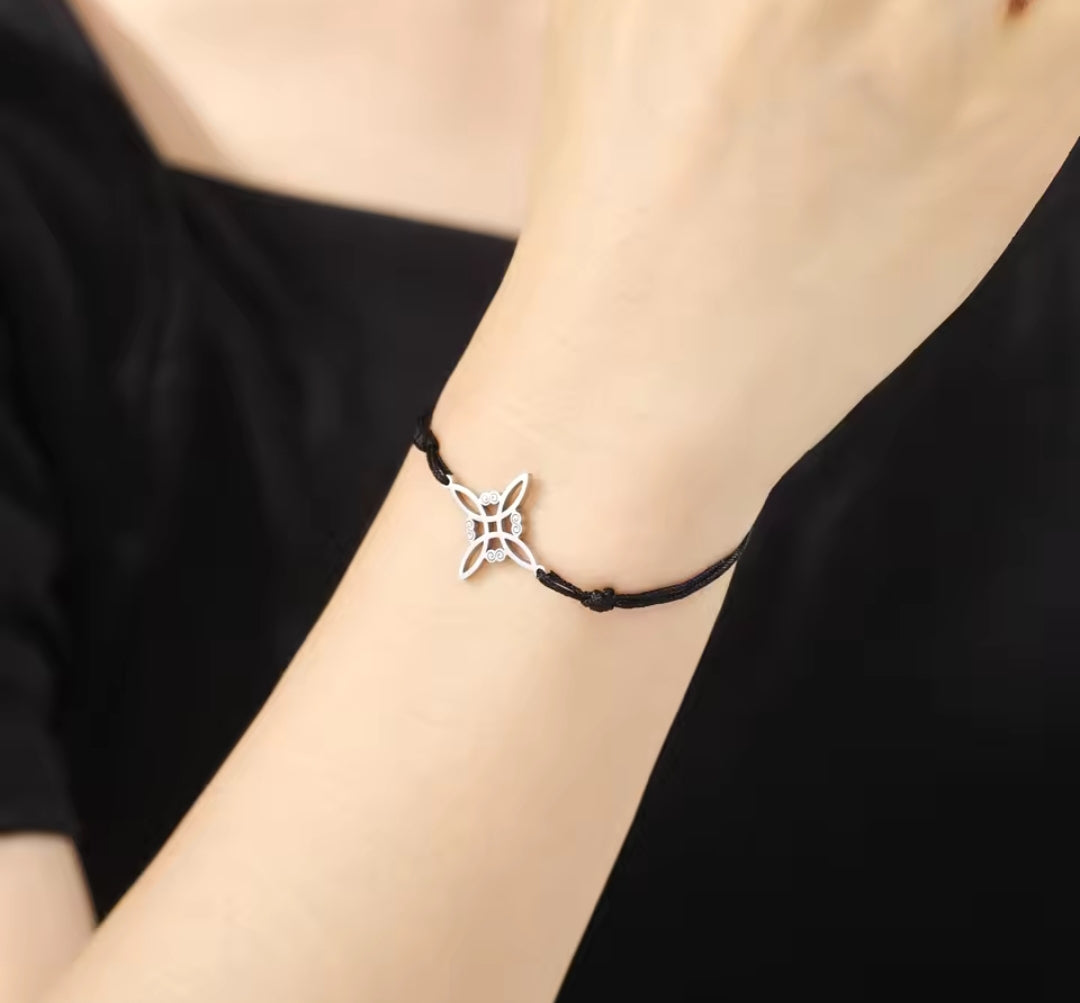 ✨ Pulsera Ajustable de Hilo Negro con Símbolo del Nudo de las Tres Brujas - Acero Inoxidable ✨
